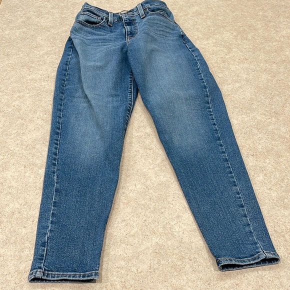 WOMENS LEVI’S HIGH WAISTED MOM JEAN IN A MEDIUM BLUE WASH DENIM 80’s VIBE… - Picture 6 of 11